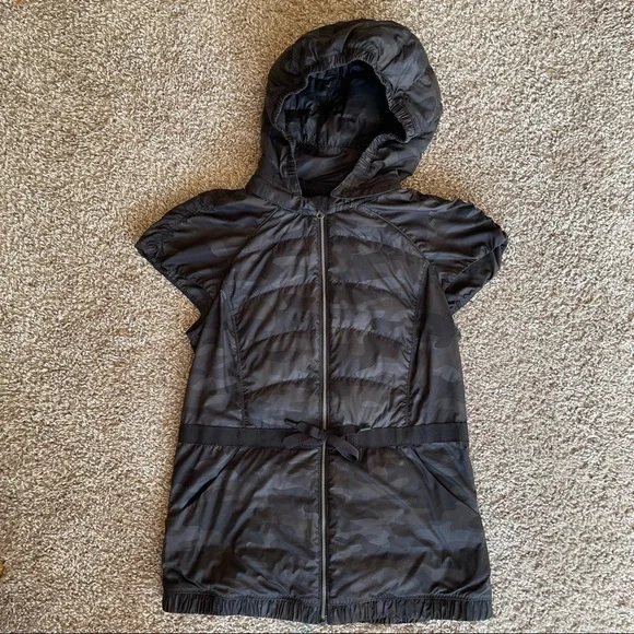 Lululemon | Spring Fling Puffy Vest | Lotus Camo Black | Size 2 - Picture 3 of 12